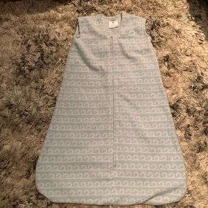 Halo SleepSack Medium 6-12 mons / 16-24 lbs, 100% polyester.